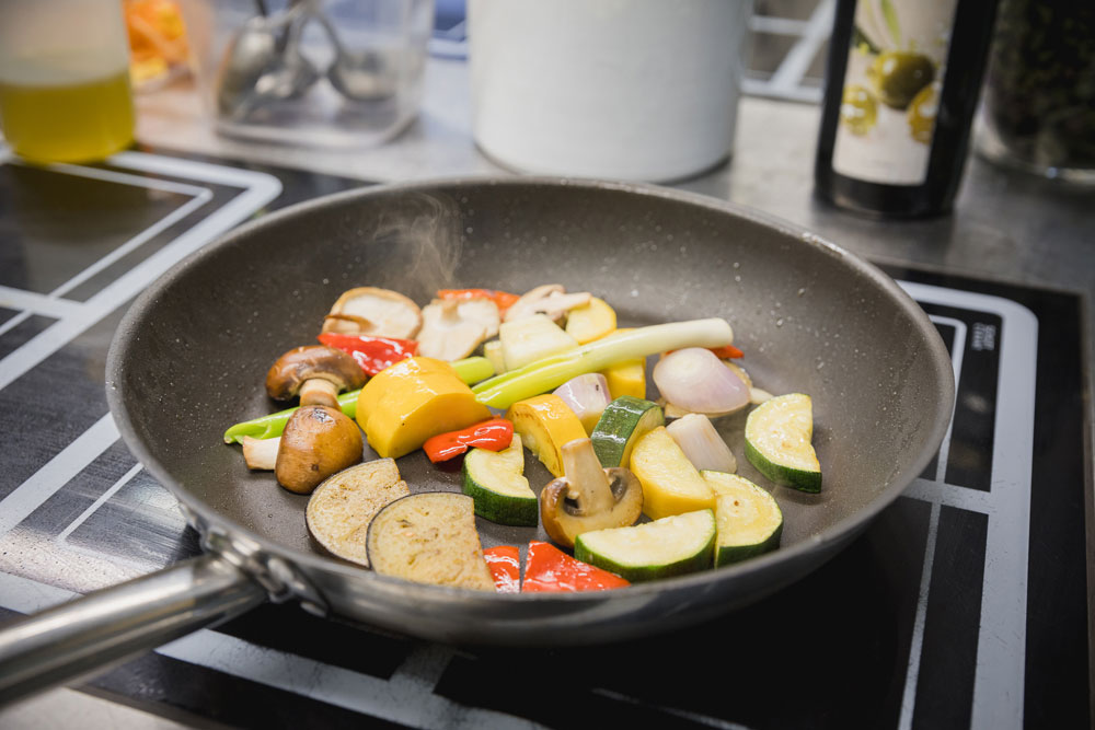 beim-kochen-gourmetstueberl-forelle-tux-web-0k8a3978